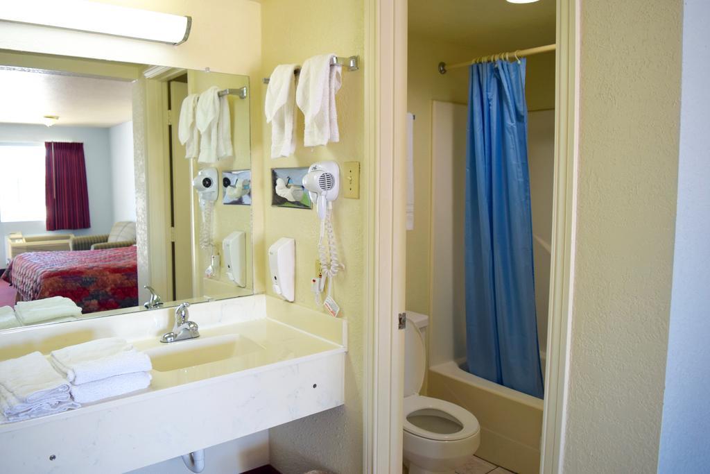 Countryside Inn Kaufman Bagian luar foto